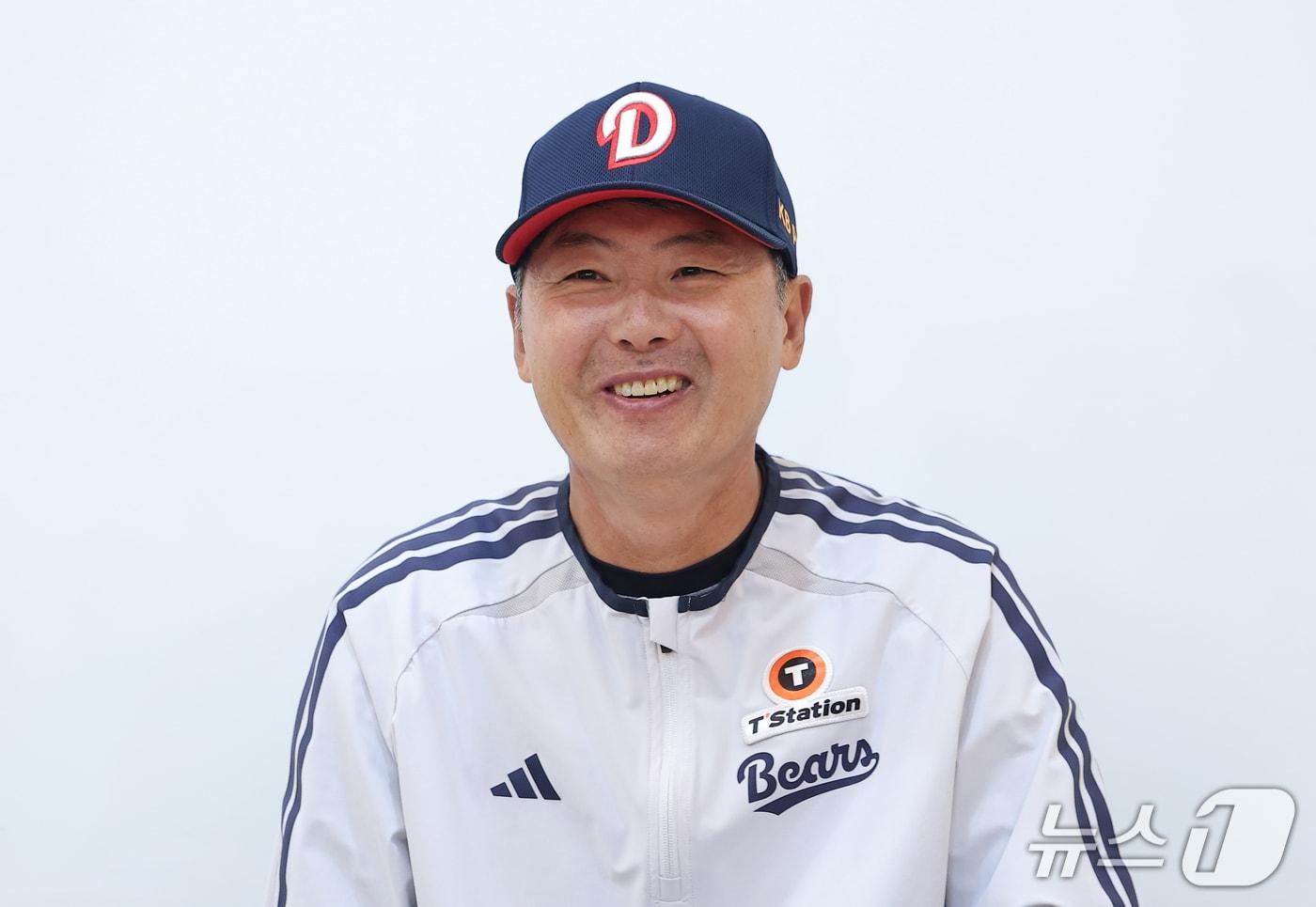 본문 이미지 - 김원형 두산 베어스 감독이 14일 서울 송파구 잠실야구장에서 열리는 LG 트윈스와의 2026 신한 SOL KBO 포스트시즌 와일드카드 결정전 1차전을 앞두고 환하게 웃으며 취재진 질문에 답하고 있다. (공동취재) 2026.10.14 ⓒ 뉴스1 김진환 기자