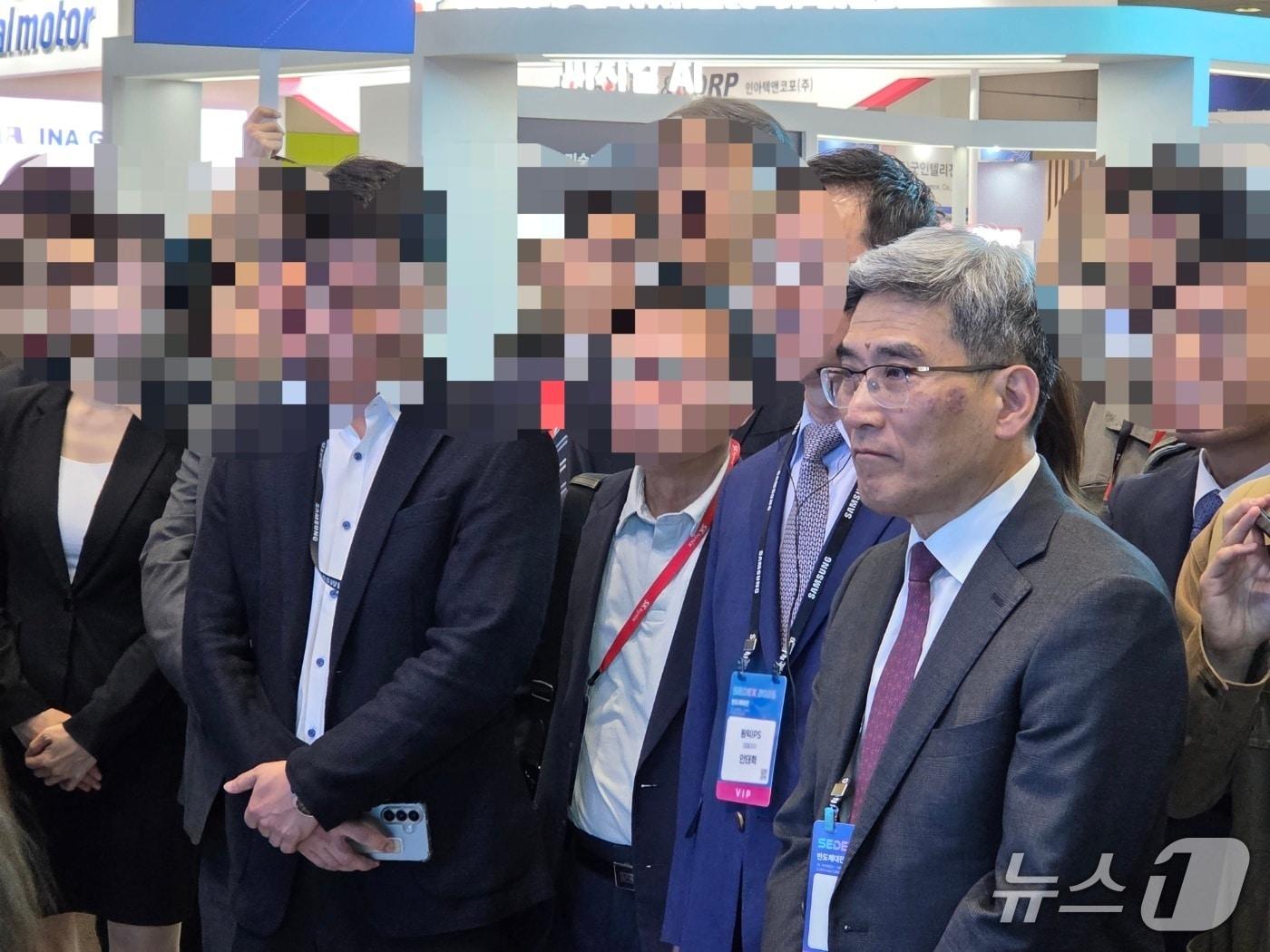 본문 이미지 - 송재혁 삼성전자 DS부문 최고기술책임자(CTO) 사장이 서울 강남구 코엑스에서 열린 '반도체대전 2026'을 참관하고 있다. 2026. 10. 14/뉴스1 황진중 기자