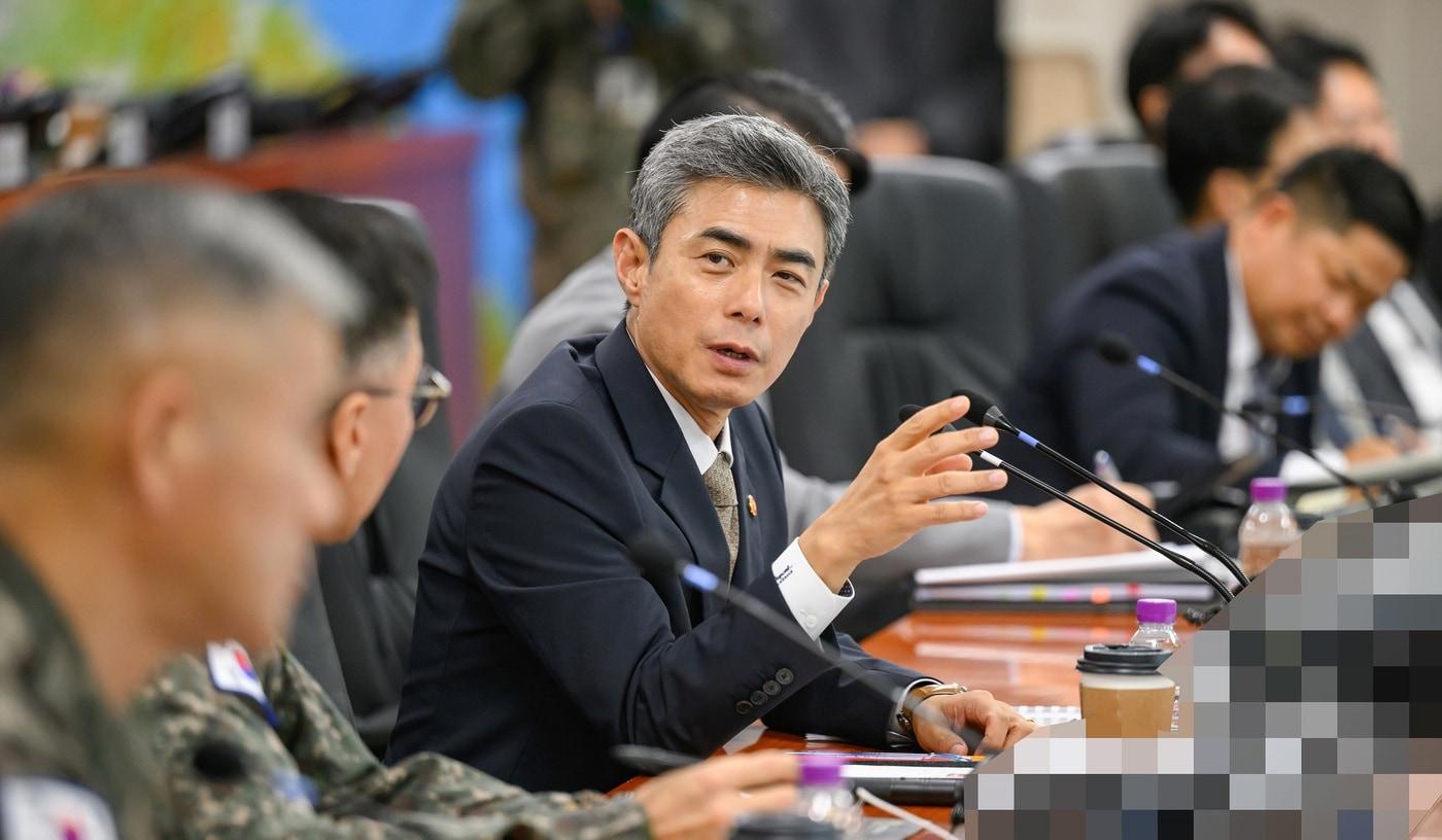 본문 이미지 - 강신철 국방부 장관이 14일 오후 육군 지상작전사령부를 방문해 군사대비태세를 점검하고 있다.(국방부 제공)