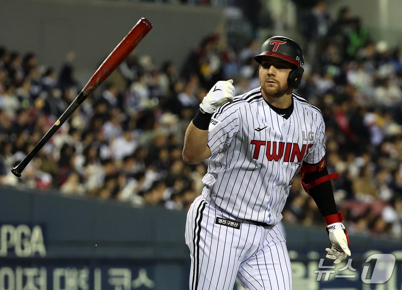 본문 이미지 - 14일 오후 서울 송파구 잠실야구장에서 열린 프로야구 '2026 신한 SOL KBO 와일드카드 결정전 1차전' 두산 베어스와 LG 트윈스의 경기, LG 오스틴이 1회말 1사 1루 상황에서 선제 투런 홈런을 친 뒤 배트플립을 하고 있다. 2026.10.14 ⓒ 뉴스1 김진환 기자
