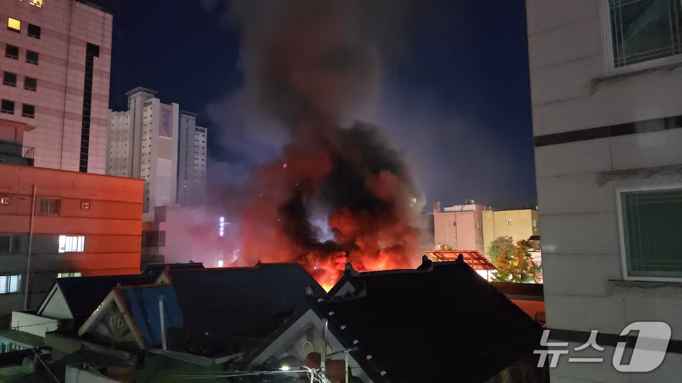 본문 이미지 - 14일 전남광주 오후 북구 신안동 한 식당에서 불이 났다.(독자제공. 재배포 및 DB 금지) 2026.10.14 ⓒ 뉴스1