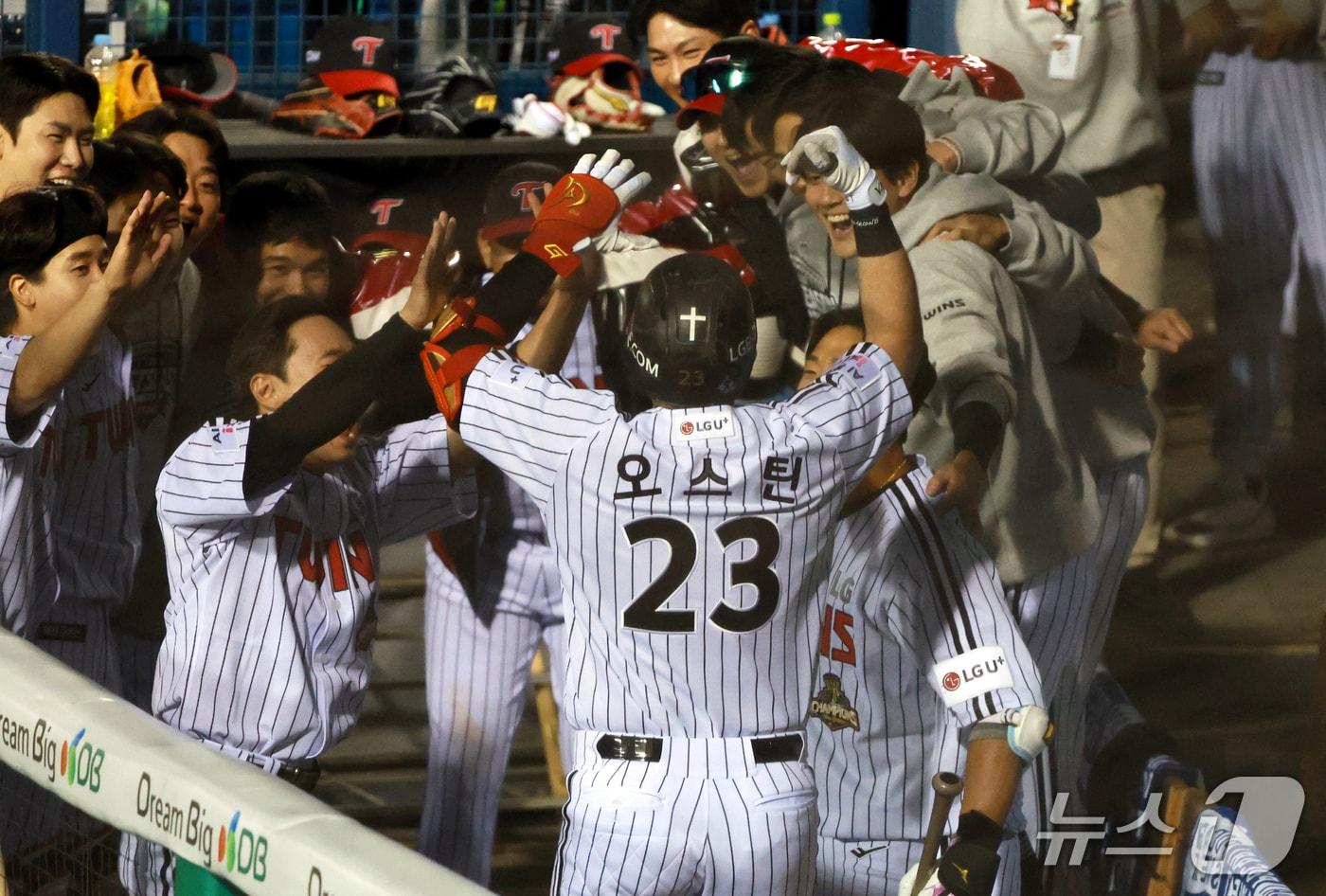 본문 이미지 - 14일 오후 서울 송파구 잠실야구장에서 열린 프로야구 '2026 신한 SOL KBO 와일드카드 결정전 1차전' 두산 베어스와 LG 트윈스의 경기, LG 오스틴이 1회말 1사 1루 상황에서 선제 투런 홈런을 친 뒤 팀 동료들과 기뻐하고 있다. 2026.10.14 ⓒ 뉴스1 이호윤 기자