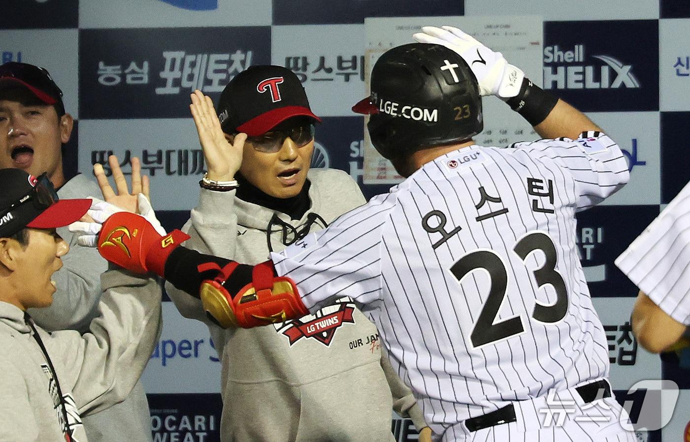 본문 이미지 - 14일 서울 잠실야구장에서 열린 2026 신한 SOL KBO 포스트시즌 와일드카드 결정전 1차전 LG 트윈스와 두산 베어스의 경기에서 1회말 1사 1루상황 LG 오스틴이 투런포를 날린 뒤 염경엽 감독과 하이파이브를 하고 있다. 2026.10.14 ⓒ 뉴스1 박지혜 기자