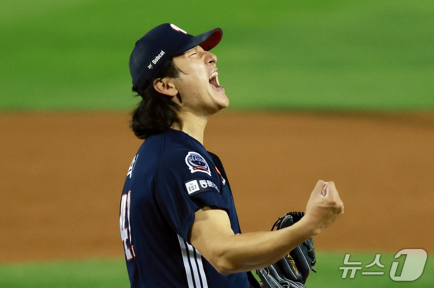 본문 이미지 - 14일 오후 서울 송파구 잠실야구장에서 열린 프로야구 '2026 신한 SOL KBO 와일드카드 결정전 1차전' 두산 베어스와 LG 트윈스의 경기, 두산 선발 곽빈이 2회말 2사 만루 상황에서 LG 오스틴을 삼진으로 잡아내며 기뻐하고 있다. 2026.10.14 ⓒ 뉴스1 이호윤 기자