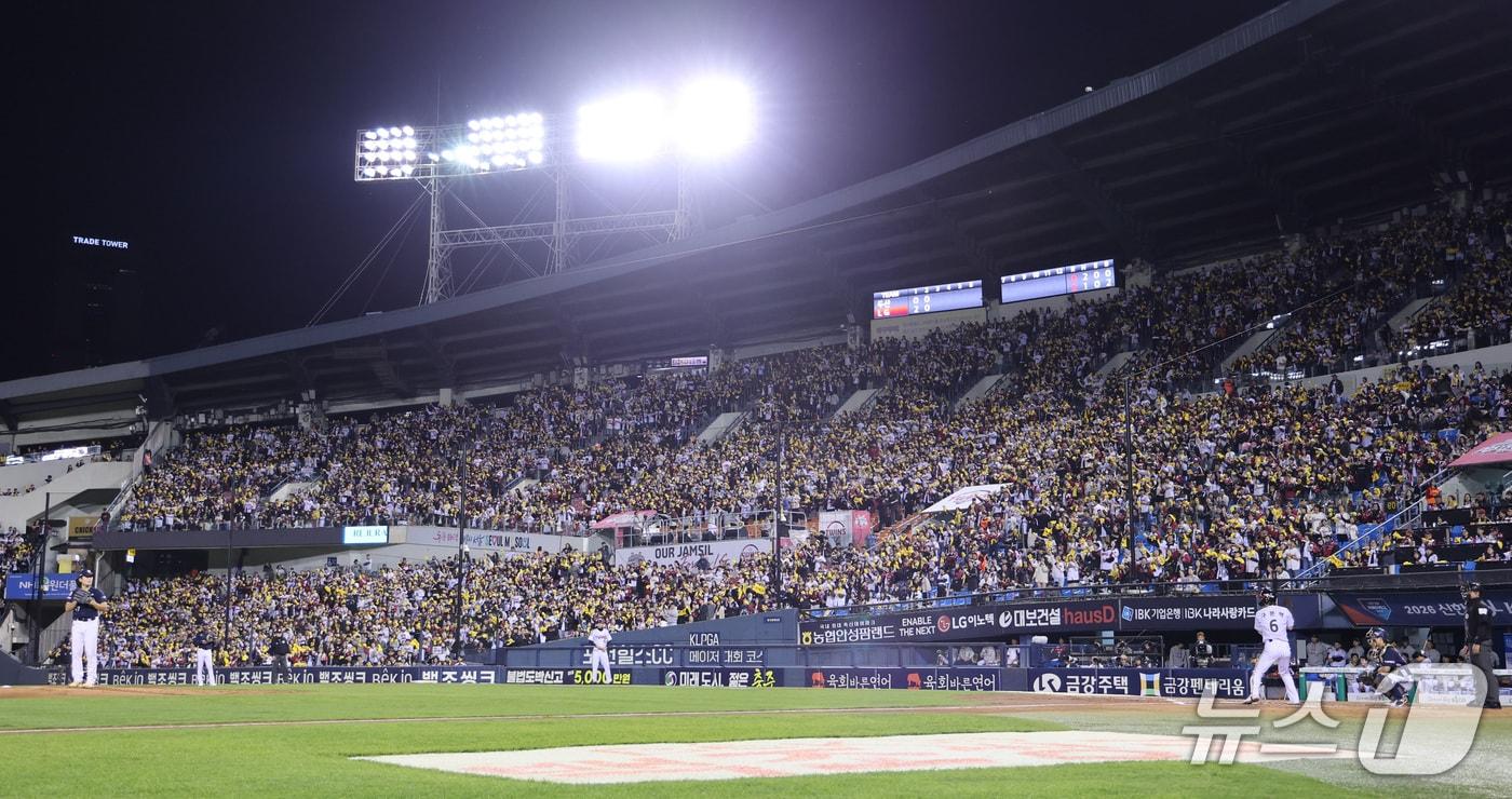 본문 이미지 - 14일 오후 서울 송파구 잠실야구장에서 열린 프로야구 '2026 신한 SOL KBO 와일드카드 결정전 1차전' 두산 베어스와 LG 트윈스의 경기, 1루 LG 응원단이 열띤 응원을 펼치고 있다. 2026.10.14 ⓒ 뉴스1 박지혜 기자