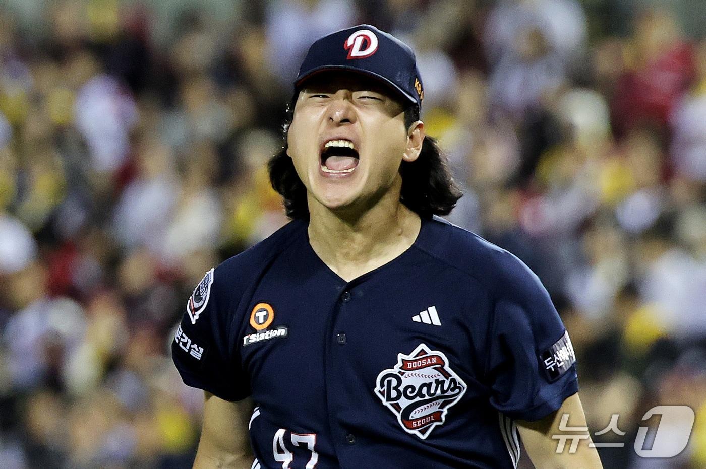 본문 이미지 - 14일 서울 잠실야구장에서 열린 2026 신한 SOL KBO 포스트시즌 와일드카드 결정전 1차전 LG 트윈스와 두산 베어스의 경기에서 2회말 두산 선발투수 곽빈이 만루 위기를 실점 없이 넘긴 뒤 기뻐하고 있다. 2026.10.14 ⓒ 뉴스1 박지혜 기자