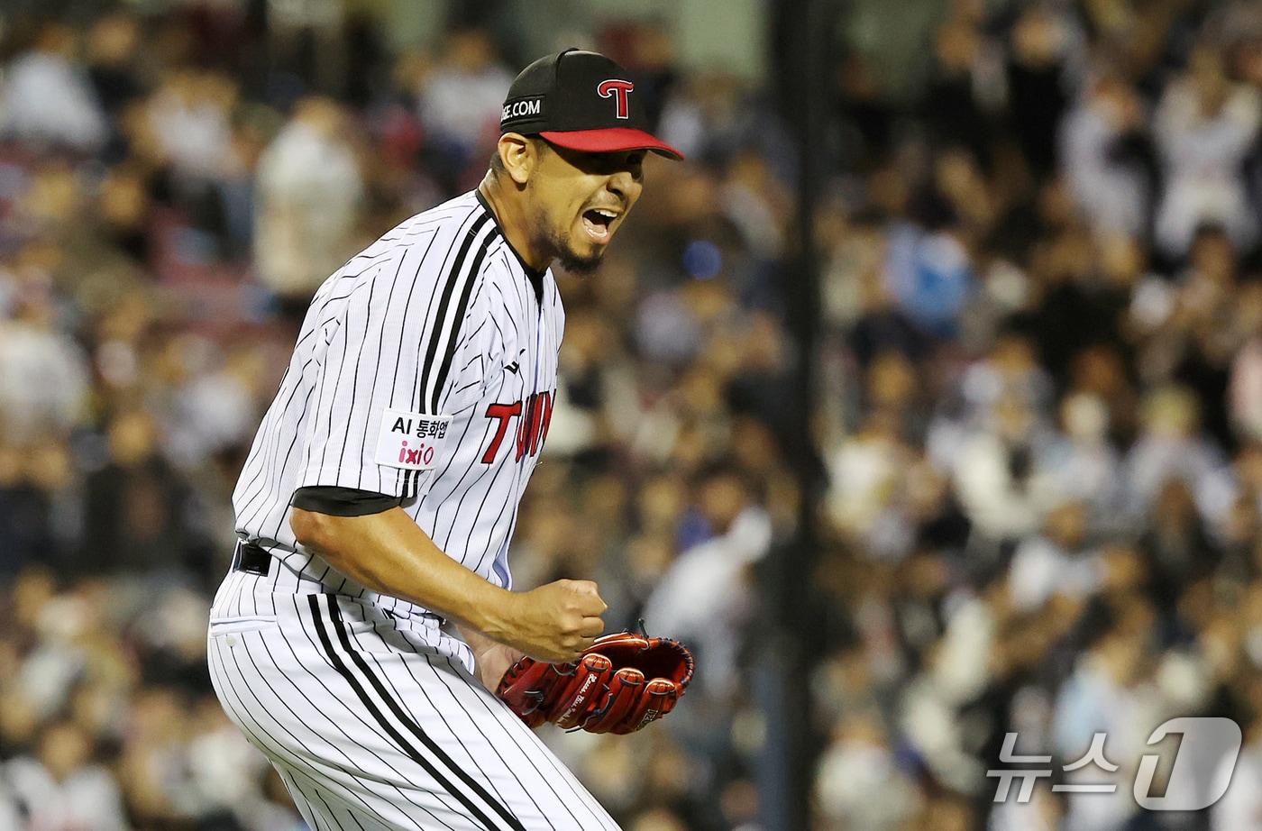 본문 이미지 - 14일 오후 서울 송파구 잠실야구장에서 열린 프로야구 '2026 신한 SOL KBO 와일드카드 결정전 1차전' 두산 베어스와 LG 트윈스의 경기, LG 선발 카라스코가 6회초 2사 1루 상황에서 두산 안재석을 외야 플라이로 잡아내며 이닝을 실점 없이 마친 뒤 포효하고 있다. 2026.10.14 ⓒ 뉴스1 김진환 기자