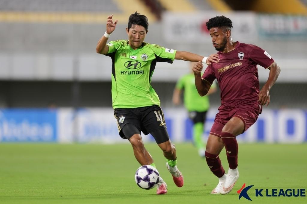 본문 이미지 - 전북 현대(왼쪽)가 14일 열린 2026-27 AFC 챔피언스리그 엘리트 경기에서 비셀 고베에 0-2로 졌다. (한국프로축구연맹 제공. 재판매 및 DB 금지)