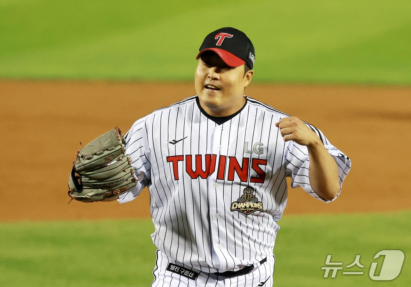 본문 이미지 - 14일 오후 서울 송파구 잠실야구장에서 열린 프로야구 '2026 신한 SOL KBO 와일드카드 결정전 1차전' 두산 베어스와 LG 트윈스의 경기, 8회초 2사 1,2루 상황에서 LG 이우찬이 두산 류승민을 삼진으로 잡아내고 기뻐하고 있다. 2026.10.14 ⓒ 뉴스1 이호윤 기자