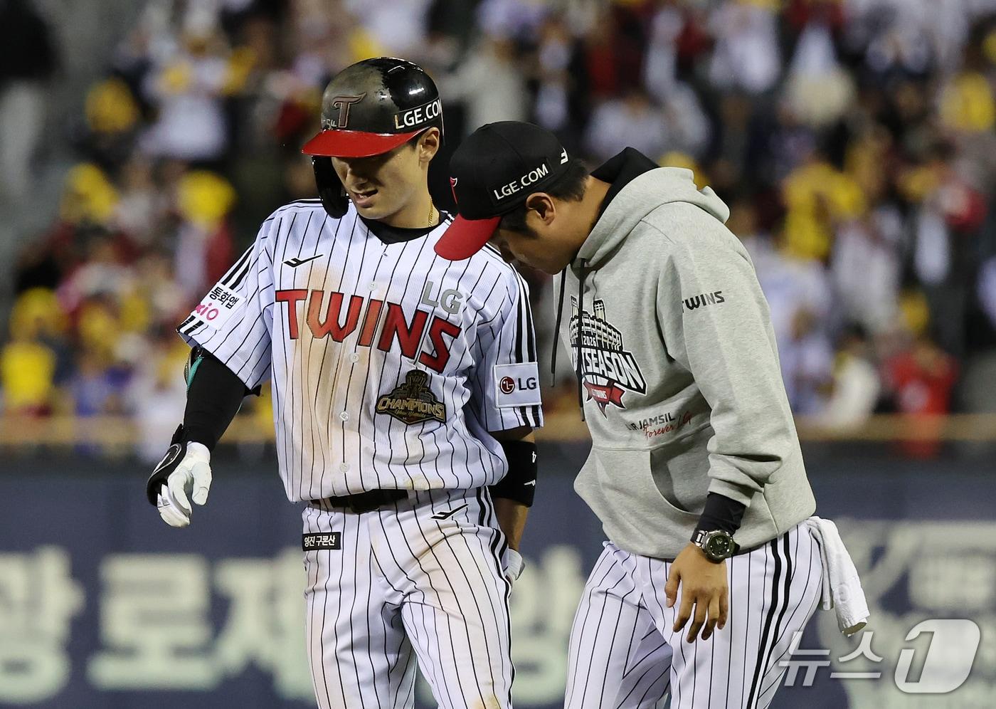 본문 이미지 - 14일 오후 서울 송파구 잠실야구장에서 열린 프로야구 '2026 신한 SOL KBO 와일드카드 결정전 1차전' 두산 베어스와 LG 트윈스의 경기, LG 신민재가 8회말 1사 1,3루 상황에서 타점을 올리는 스퀴즈 번트를 성공 후 고통을 호소하며 교체되고 있다. 2026.10.14 ⓒ 뉴스1 김진환 기자