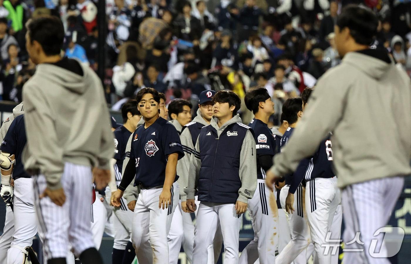 본문 이미지 - 14일 오후 서울 송파구 잠실야구장에서 열린 프로야구 '2026 신한 SOL KBO 와일드카드 결정전 1차전' 두산 베어스와 LG 트윈스의 경기, 1대4로 패배하며 준PO 진출에 실패한 두산 선수들이 아쉬워하며 그라운드로 나오고 있다 2026.10.14 ⓒ 뉴스1 김진환 기자