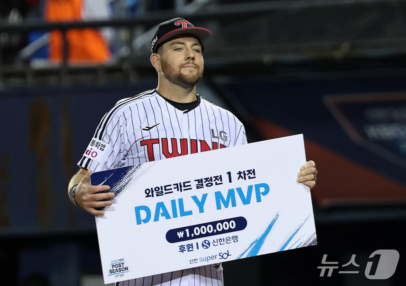 본문 이미지 - 14일 서울 잠실야구장에서 열린 2026 신한 SOL KBO 포스트시즌 와일드카드 결정전 1차전 LG 트윈스와 두산 베어스의 경기에서 데일리 MVP로 선정된 LG 오스틴이 기념촬영을 하고 있다. 이날 LG는 두산을 4대1로 꺾고 준플레이오프 진출을 확정했다. 2026.10.14 ⓒ 뉴스1 박지혜 기자