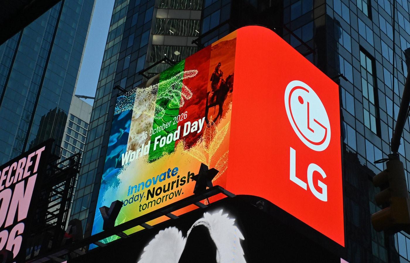 본문 이미지 - LG전자가 세계 식량의 날인 10월 16일을 맞아 미국 뉴욕 타임스스퀘어 옥외전광판에서 국제연합식량농업기구(UNFAO)가 제작한 캠페인 영상을 상영하고 있다.(LG전자 제공)/뉴스1