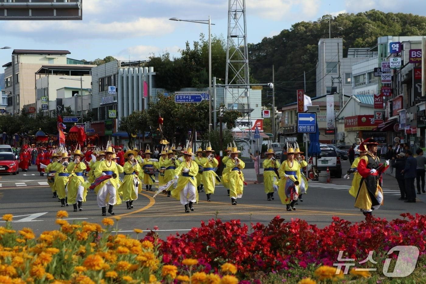 본문 이미지 - 57회 영동난계국악축제가 15일 막을 올렸다. 국악거리퍼레이드 모습.(영동군 제공. 재판매 및 DB 금지) 2026.10.15/뉴스1 
