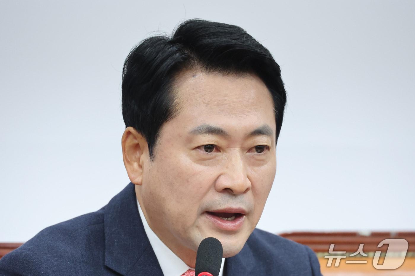 본문 이미지 - 장동혁 국민의힘 대표가 15일 서울 여의도 국회에서 열린 최고위원회의에서 발언하고 있다. 2026.10.15 ⓒ 뉴스1 신웅수 기자