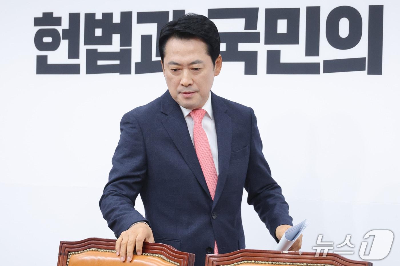 본문 이미지 - 장동혁 국민의힘 대표가 15일 서울 여의도 국회에서 열린 최고위원회의에 참석하고 있다. 2026.10.15 ⓒ 뉴스1 신웅수 기자