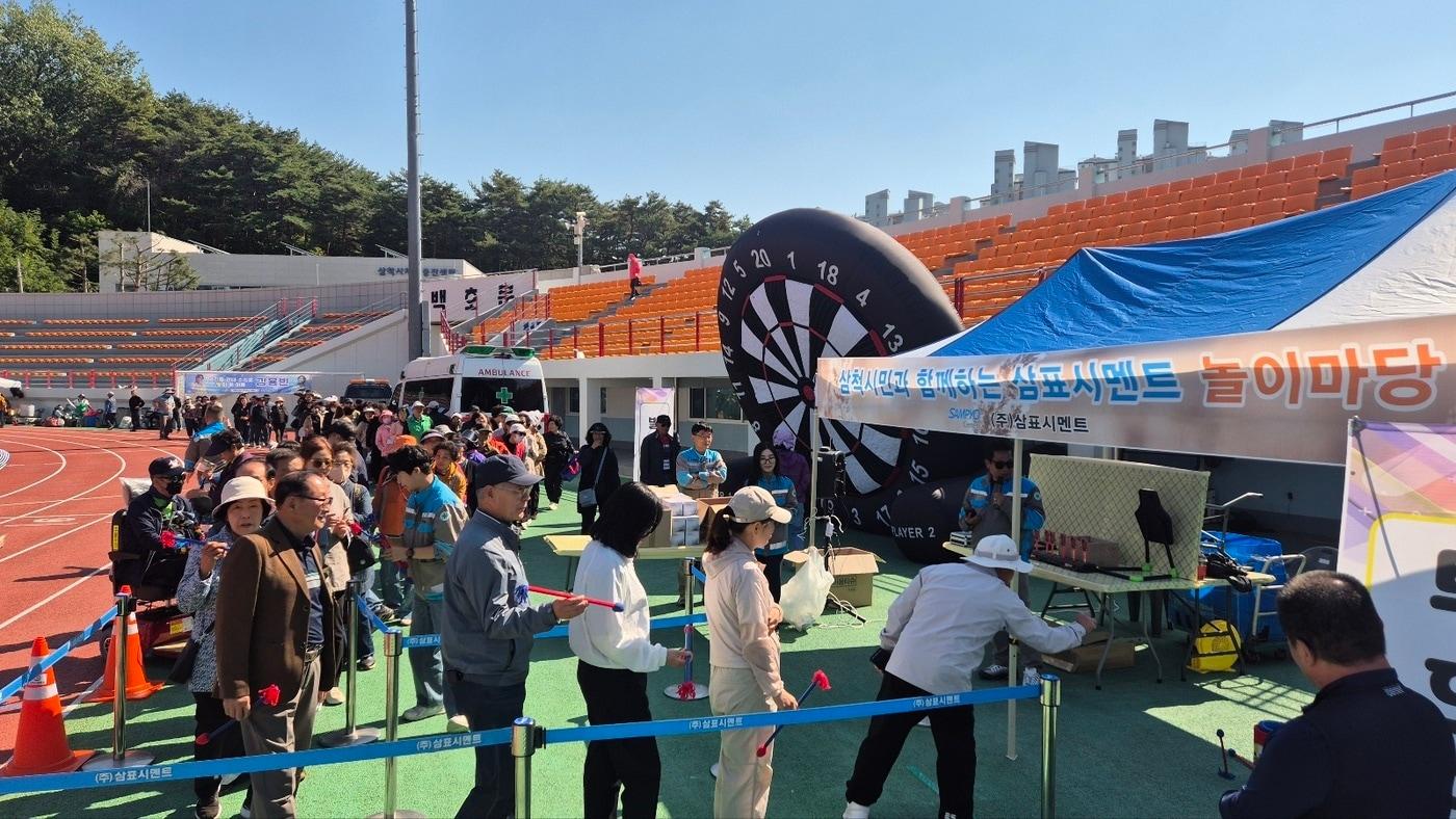 본문 이미지 - 지난 14일 강원도 삼척종합운동장에서 열린 '제32회 삼척시민의 날 경축행사'에서 삼표시멘트 임직원들이 이벤트 부스를 찾은 시민들과 함께 룰렛 돌리기, 경품 뽑기, OX 퀴즈 등 시민 참여형 프로그램을 진행하고 있다. (삼표시멘트 제공)