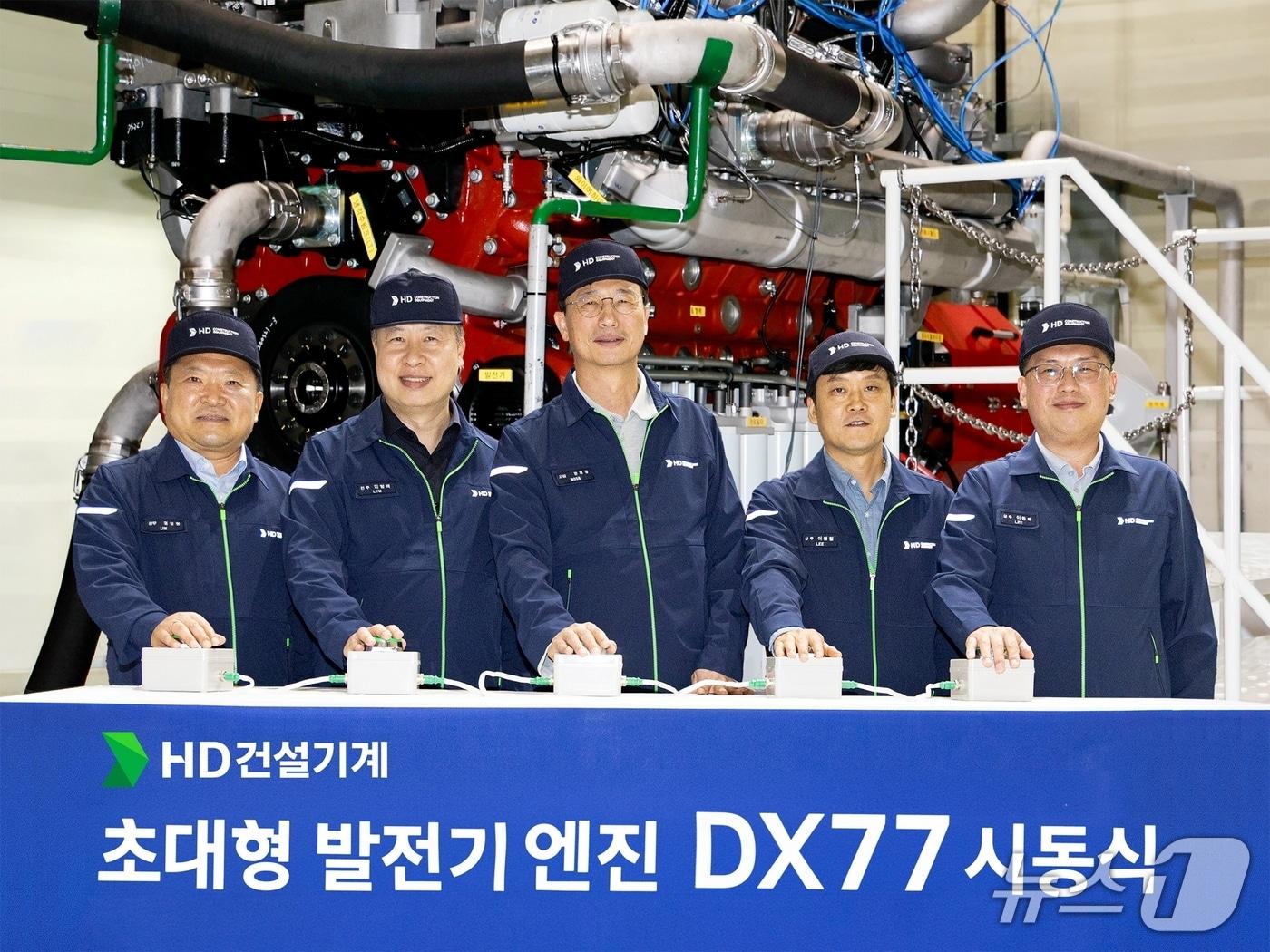 본문 이미지 - HD건설기계가 군산 캠퍼스에서 DX77 발전용 디젤 엔진 시동식을 진행했다. 사진 가운데 HD건설기계 문재영 사장.(HD건설기계 제공) 