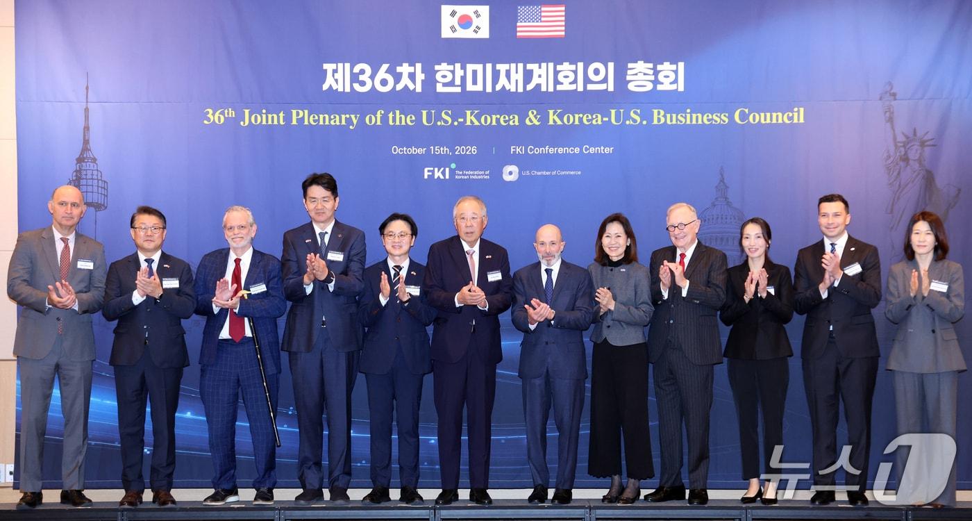 본문 이미지 - 류진 한국경제인언합회 회장 등 참석자들이 15일 서울 영등포구 여의도 FKI타원에서 열린 제36차 한미재계회의 총회에서 기념촬영을 하고 있다. 왼쪽 네번째 부터 김정관 산업통상부 장관, 류 회장, 에반 그린버그 미한재계회의 위원장(처브그룹 회장), 미셸 스틸 주한미국대사. 2026.10.15 ⓒ 뉴스1 김명섭 기자