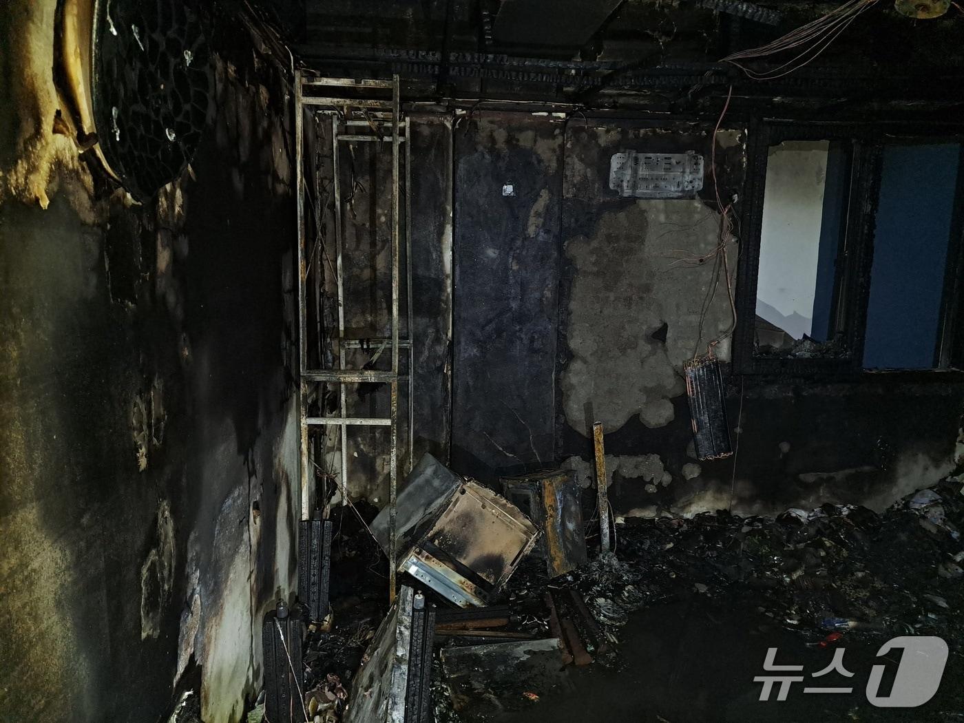 본문 이미지 - 화재가 발생한 부산 사상구 괘법동의 모텔 내부.(부산소방재난본부 제공. 재판매 및 DB 금지)