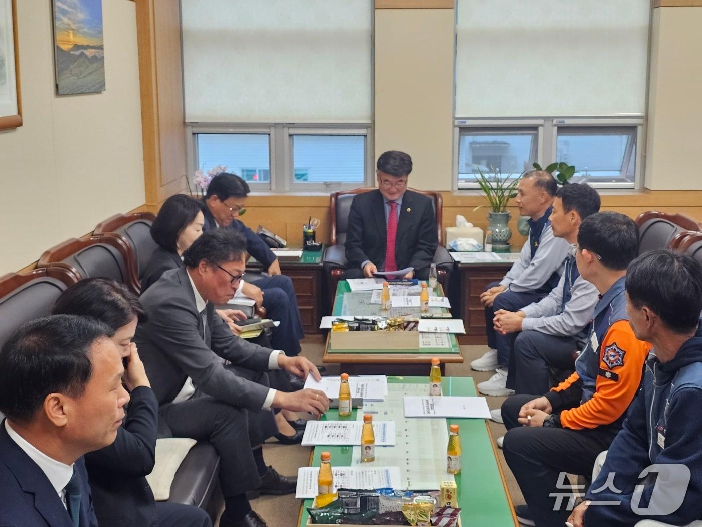 본문 이미지 - 전국공무원노동조합 소방본부 강원소방지부가 최근 도의회 기획안전소방위원장실에서 기획안전소방위원회 도의원들과 소방공무원 근무환경 및 처우 개선을 요청하고 있다.(강원소방지부 제공. 재판매 및 DB 금지)