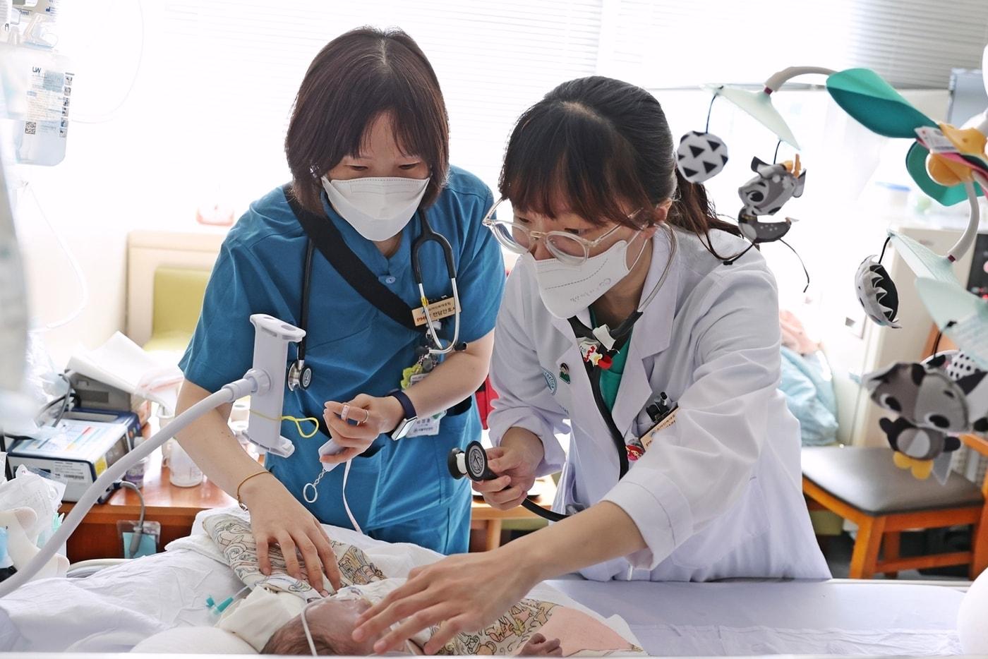 본문 이미지 - 서울아산병원 어린이병원 소아신속대응팀 의료진이 고위험군 소아 환자의 상태를 살펴보고 있다. (아산병원 제공)