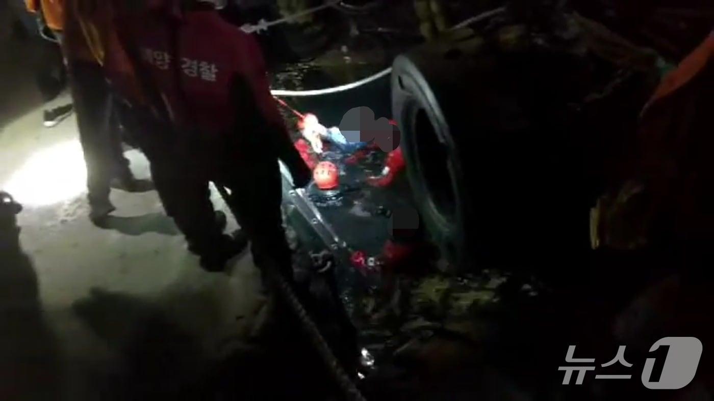 본문 이미지 - 지난 14일 밤 물양장 방파제를 건너다 물에 빠진 70대 남성을 구조하는 해경 모습 (해경 제공. 재판매 및 DB 금지)