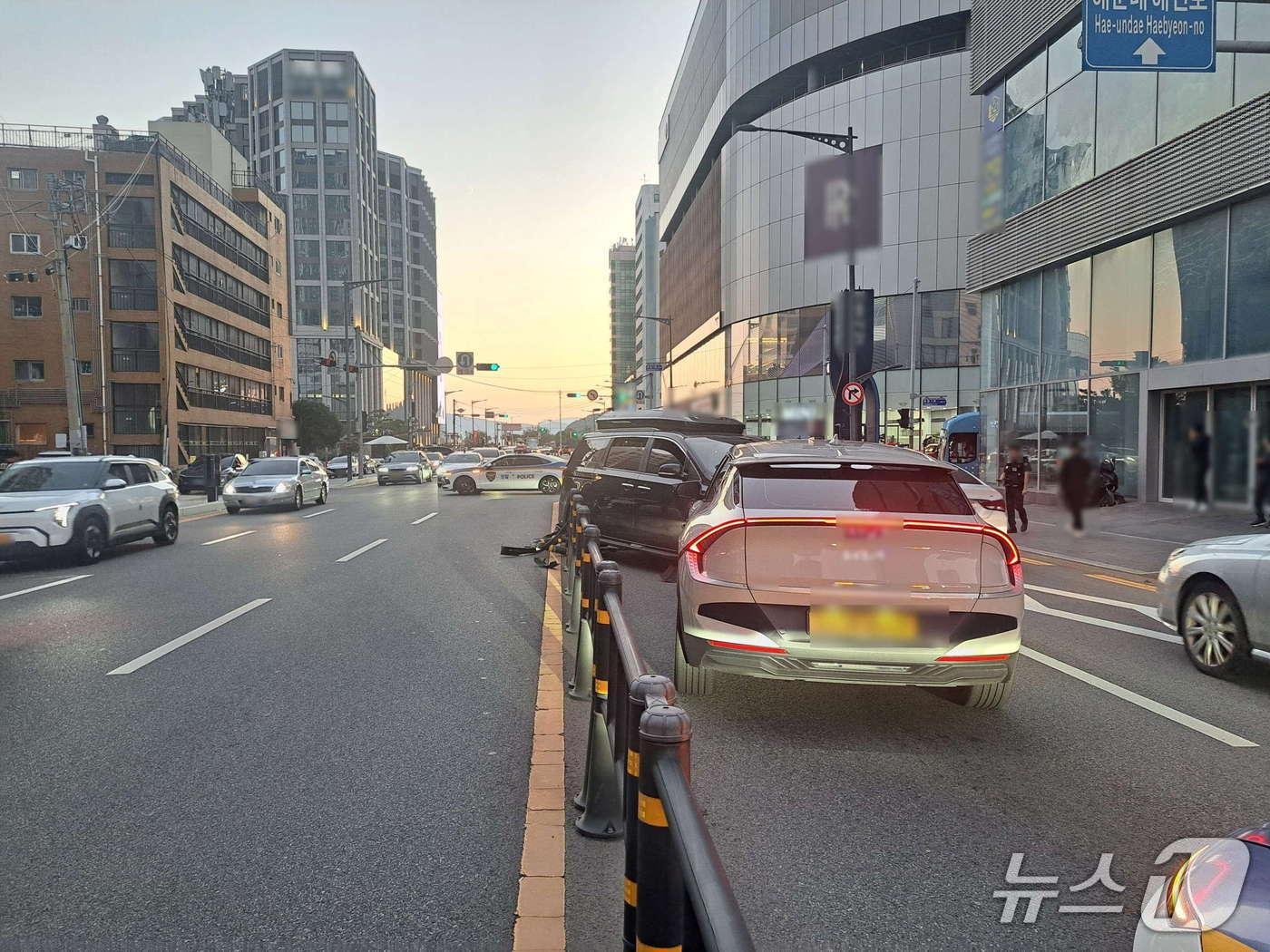 본문 이미지 - 14일 부산 해운대구 중동 해운대온천사거리 인근 도로에서 발생한 교통사고 현장.(부산경찰청 제공. 재판매 및 DB 금지)