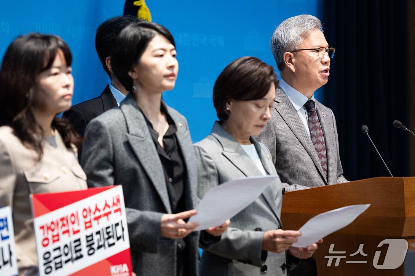본문 이미지 - 지난 15일 김택우 대한의사협회장이 서울 여의도 국회 소통관에서 소아 전문 응급의료센터 압수수색 규탄 기자회견을 하고 있다. ⓒ 뉴스1 유승관 기자