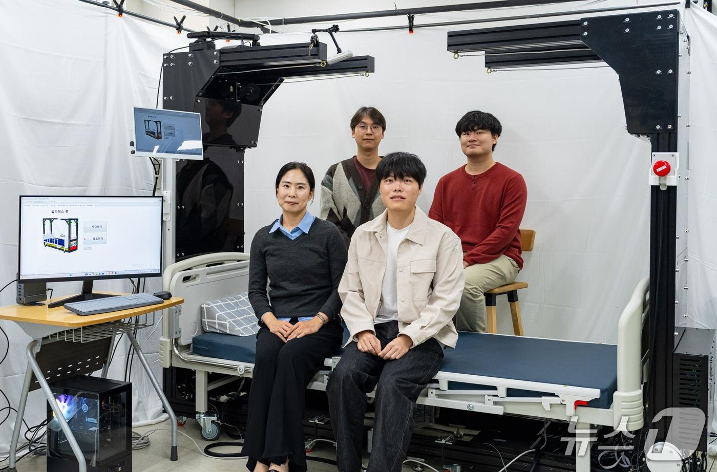 본문 이미지 - 강지연 교수, 정성훈 석사과정, 안인균 석박사통합과정.곽태환 석사과정 (앞줄 왼쪽부터 시계반대 방향)(지스트 제공, 재판매 및 DB 금지)/뉴스1 