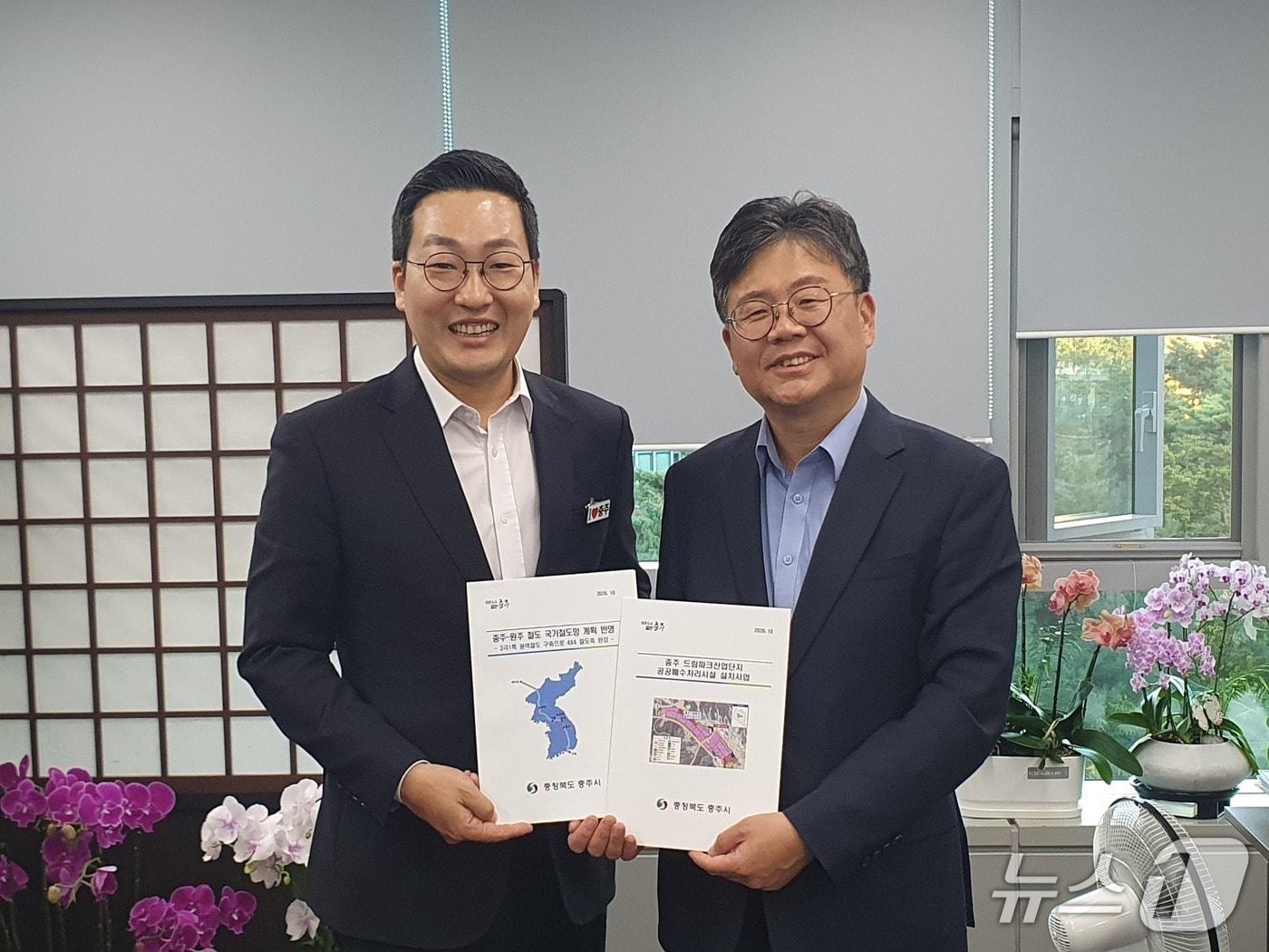 본문 이미지 -  15일 이동석 충북 충주시장(왼쪽)이 정향우 기획예산처 기획조정실장을 만나 주요 현안사업을 설명한 뒤 함께 사진을 촬영하고 있다.(충주시 제공. 재판매 및 DB 금지) 2026.10.15/뉴스1