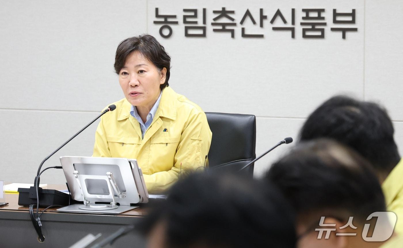 본문 이미지 - 송미령 농림축산식품부 장관이 15일 세종시 정부세종청사 재난상황실에서 열린 겨울철 특별방역대책기간 가축전염병 대비 상황점검 회의를 주재하며 발언하고 있다.2026.10.15 ⓒ 뉴스1 김기남 기자
