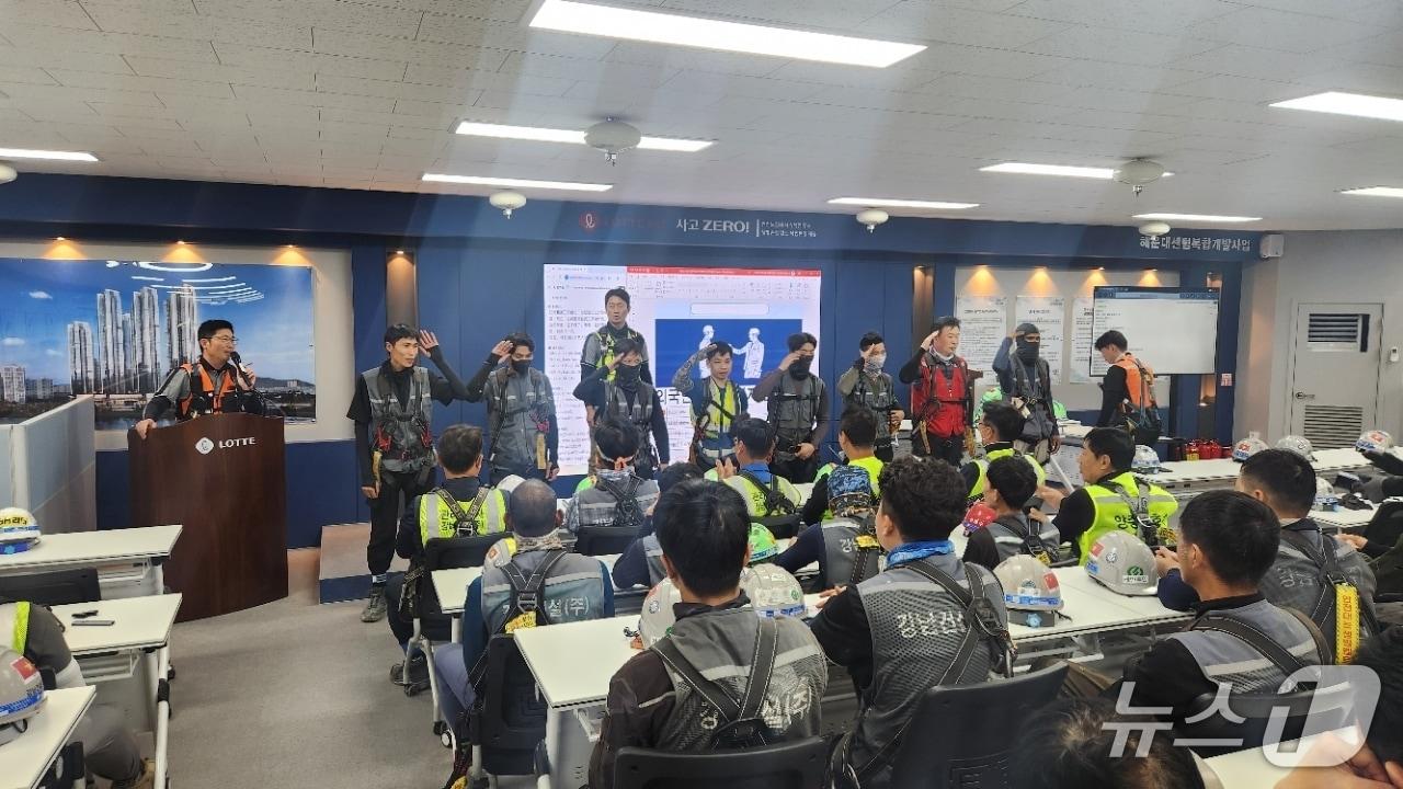 본문 이미지 - 롯데건설이 외국인 작업 지휘자를 지정했다.(롯데건설 제공) 