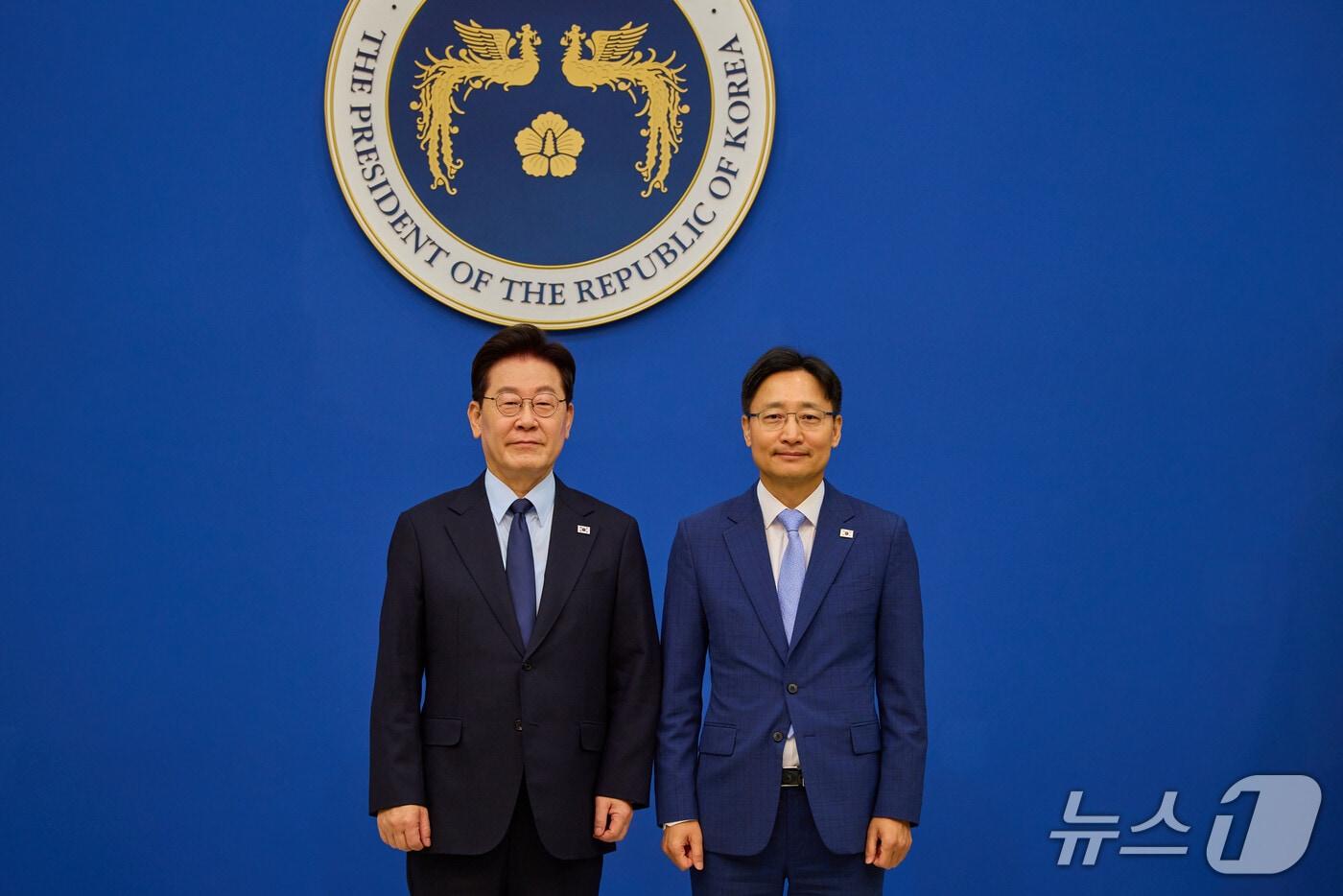 본문 이미지 - 이재명 대통령이 15일 청와대에서 임광현 비서실장에게 임명장을 수여한 후 기념촬영을 하고 있다. (청와대 제공. 재판매 및 DB 금지) 2026.10.15 ⓒ 뉴스1 이재명 기자