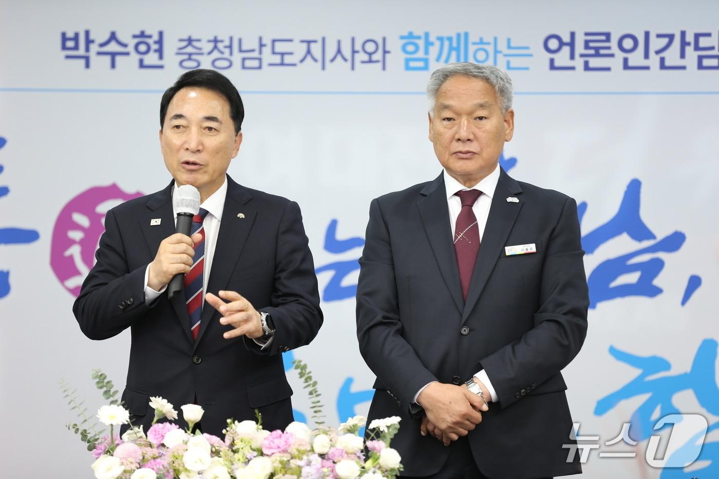 본문 이미지 - 박수현 충남지사(왼쪽)와 이용우 부여군수 2026.10.15/뉴스1
