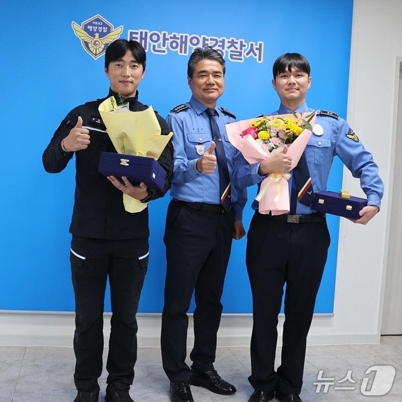본문 이미지 - 하태영 태안해양경찰서장(가운데)이 1507함 김장훈 순경(오른쪽)과 구조대 소속 장성영 경장을 동료 강사로 위촉한 뒤 기념촬영을 하고 있다. (태안해경 제공. 재판매 및 DB 금지) / 뉴스1