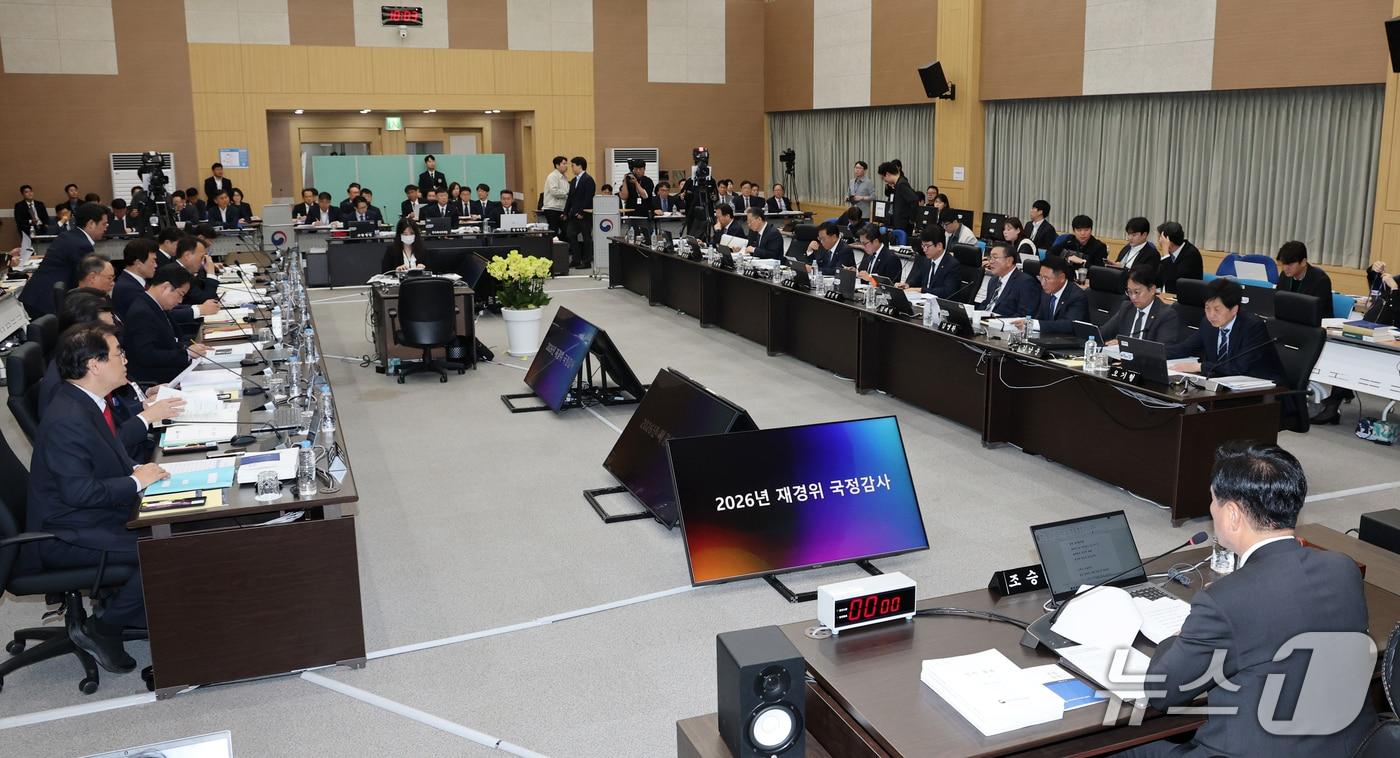본문 이미지 - 15일 오전 정부대전청사에서 국회 재정경제기획위원회의 국가데이터처, 관세청, 조달청에 대한 국정감사가 열리고 있다. ⓒ 뉴스1 김기태 기자