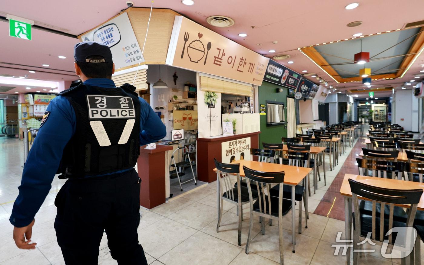 본문 이미지 - '인천 흉기난동 사건'이 발생한 지 이틀이 지난 15일 인천 남동구 대형 상업시설에 경찰이 순찰을 하고 있다. 2026.10.15 ⓒ 뉴스1 이호윤 기자