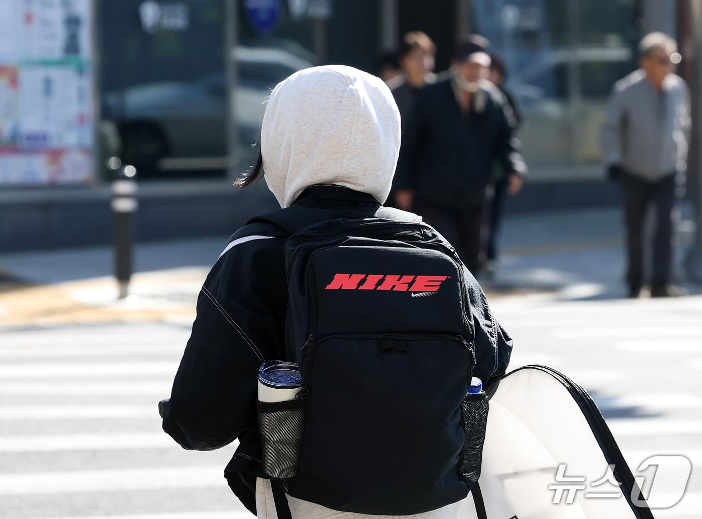 본문 이미지 - 쌀쌀한 날씨가 이어진 15일 오전 대구 중구 종각네거리에서 두꺼운 외투에 모자를 쓴 시민이 길을 건너고 있다. 2026.10.15 ⓒ 뉴스1 공정식 기자