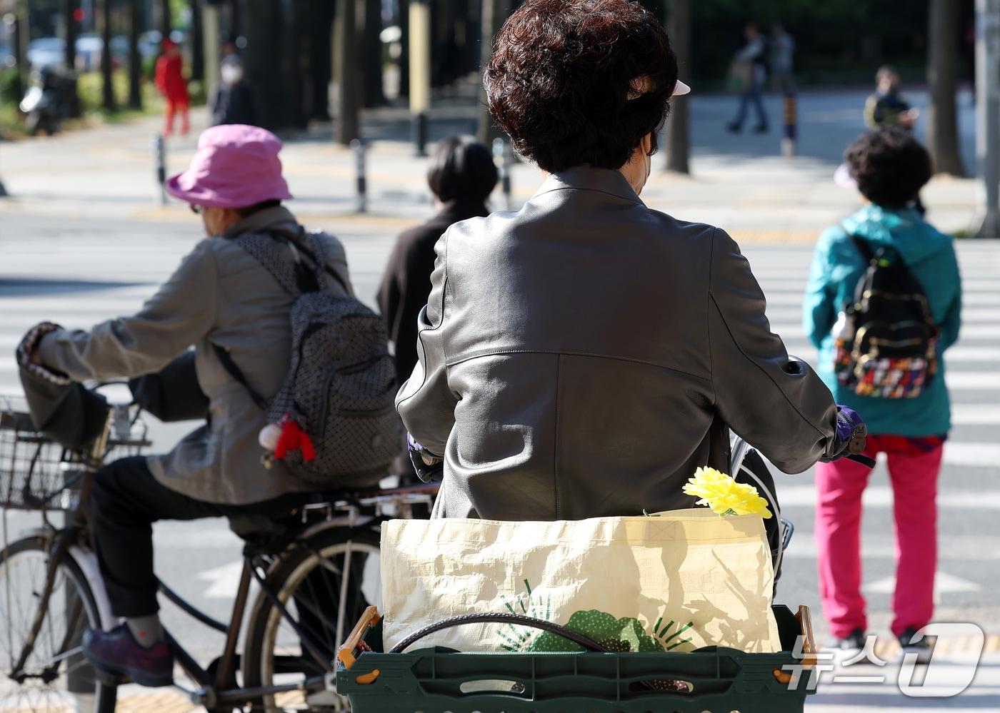 본문 이미지 - 쌀쌀한 날씨가 이어진 15일 오전 대구 중구 종각네거리에서 두꺼운 외투를 챙겨입은 시민들이 보행자 신호를 기다리고 있다. 2026.10.15 ⓒ 뉴스1 공정식 기자