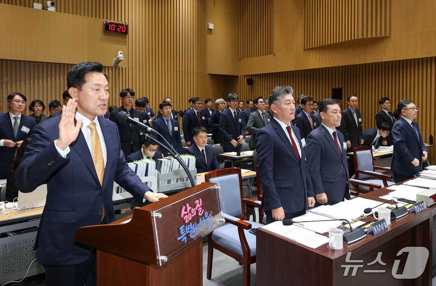 본문 이미지 - 오세훈 서울시장이 15일 서울 중구 서울시청에서 열린 '2026 국회 행정안전위원회 서울특별시 국정감사'에 출석해 증인선서 하고 있다. (공동취재) 2026.10.15 ⓒ 뉴스1 구윤성 기자