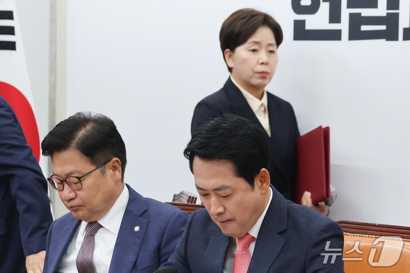 본문 이미지 - 장동혁 국민의힘 대표와 양향자 최고위원이 15일 서울 여의도 국회에서 열린 최고위원회의에 참석하고 있다. 2026.10.15 ⓒ 뉴스1 신웅수 기자