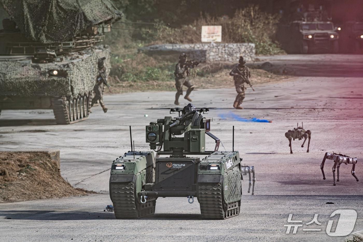 본문 이미지 - 지난 14일 경기도 양평훈련장에서 육군 제7기동군단, 11기동사단 등 아미타이거 플러스(Army TIGER +) 시범부대 장병들이 궤도형 무인차량과 다족보행로봇을 앞세우고 적진으로 진입하는 모습. 2026.10.14./ⓒ 뉴스1(육군 제공)