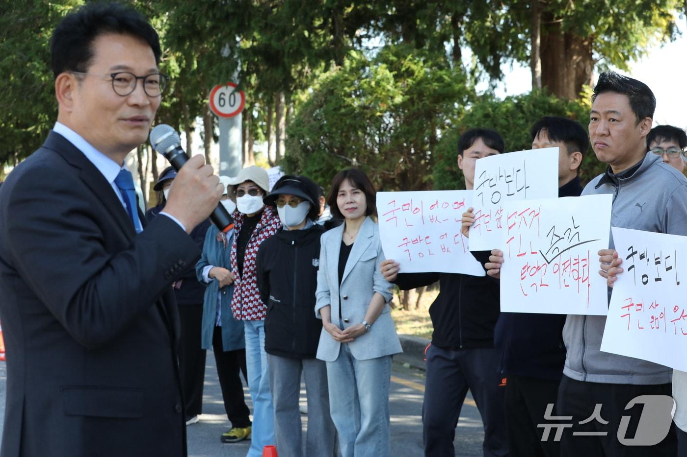 본문 이미지 - 송영길 더불어민주당 국회의원이 15일 국회 국방위원회의 공군제1전투비행단 현장 시찰에 맞춰 전남광주 서구 마륵동 인근 주민들이 개최한 '탄약고·광주 군공항' 동시 이전 촉구 집회 현장을 찾아 발언하고 있다. 2026.10.15 ⓒ 뉴스1 안재영 기자