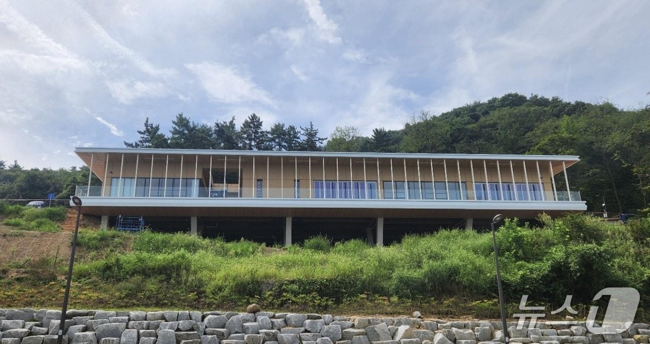 본문 이미지 - 21일부터 시범운영에 들어가는 전북 정읍시 아양산 치유의 숲 센터 전경.(전북도 제공. 재판매 및 DB 금지)/뉴스1