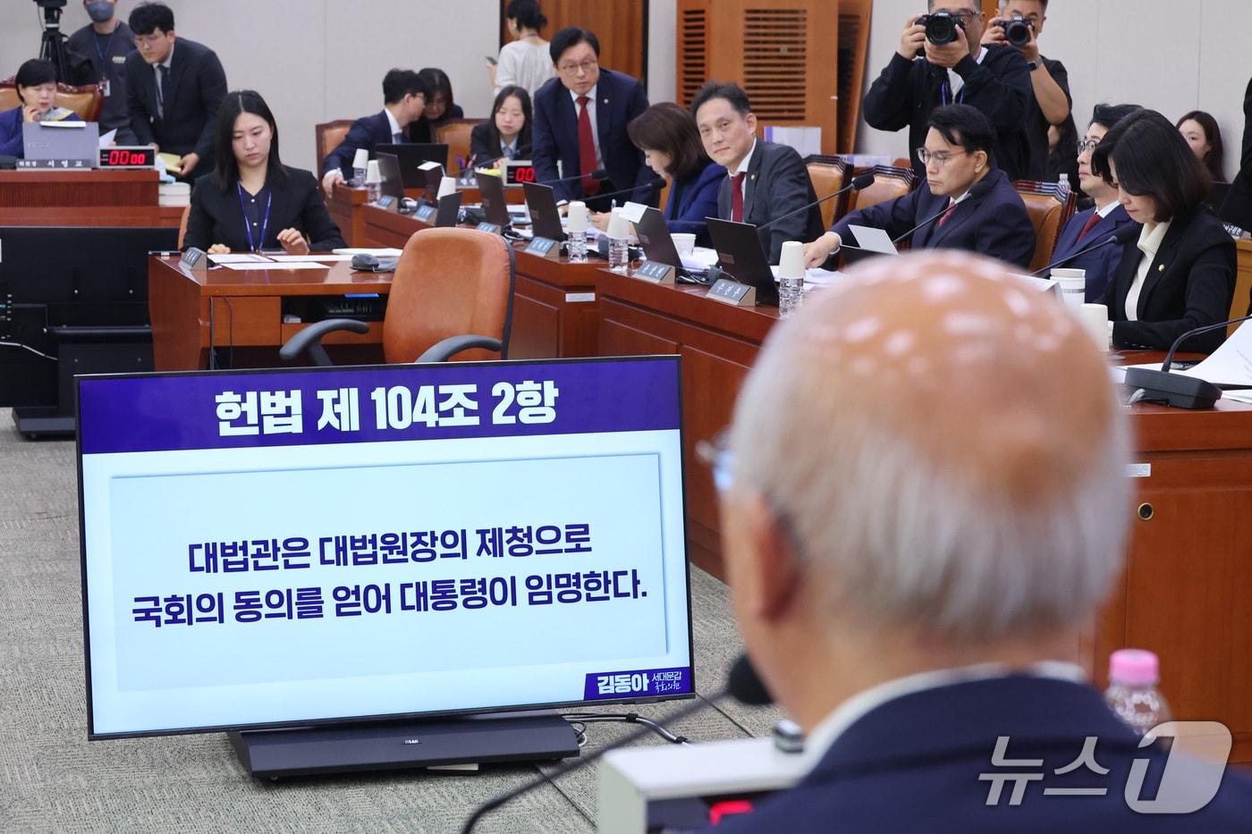본문 이미지 - 조원철 법제처장이 15일 서울 여의도 국회에서 열린 법제사법위원회의 법제처에 대한 국정감사에서 의원 질의를 듣고 있다. 2026.10.15 ⓒ 뉴스1 신웅수 기자
