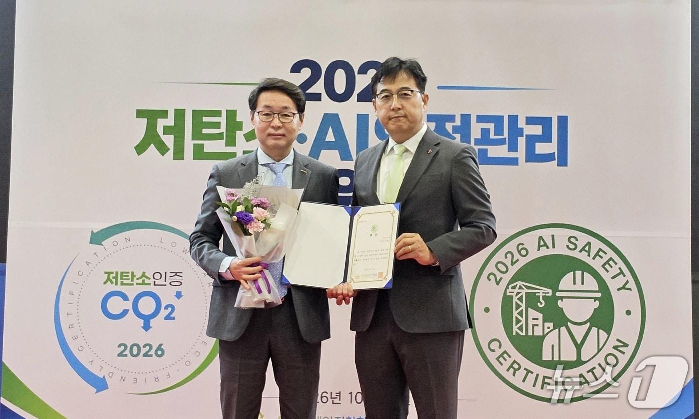 본문 이미지 - 지난 14일 킨텍스에서 열린 '2026 도시안전기술박람회'의 'AI 안전관리 어워즈 대상 시상식. 왼쪽부터 김명환 킨텍스 안전경영실장, 김인건 도시재생안전협회 대외협력부회장. (킨텍스 제공, 재판매 및 DB금지)