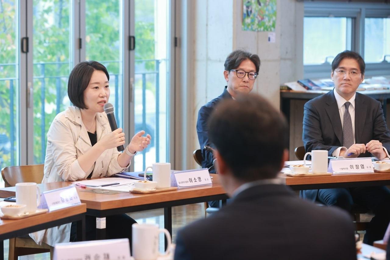 본문 이미지 - 이소영 중소벤처기업부 장관이 15일 충남 천안시 엘케이켐에서 점프업 프로그램 참여기업 현장간담회에 참석하고 있다. (중소벤처기업부 제공)