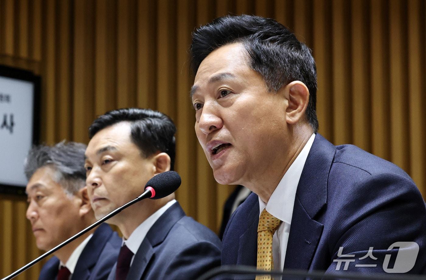 본문 이미지 - 오세훈 서울시장이 15일 서울시청에서 열린 국회 행정안전위원회의 서울시에 대한 국정감사에서 질의에 답변하고 있다. 2026.10.15 ⓒ 뉴스1 구윤성 기자
