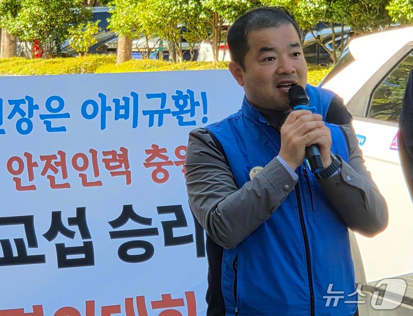 본문 이미지 - 오는 23일 전면 총파업을 예고한 부산지하철노동조합 오문제 위원장이 15일 오전 부산시청 앞 광장에서 사흘째 무기한 철야농성을 벌이고 있는 조합원 100여 명 앞에서 마이크를 잡고 현장 상황을 설명하고 있다. 2026.10.15 ⓒ News1 임순택 기자